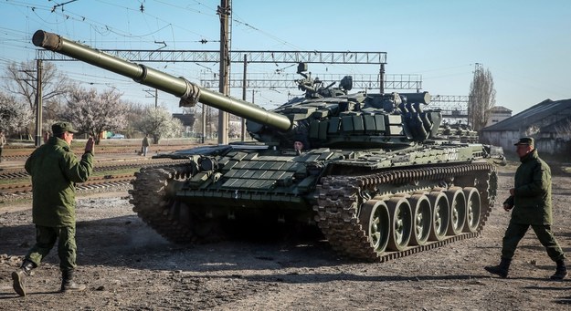 Rosyjscy żołnierze przy czołgu T-72 /Sergei Ilnitsky /PAP/EPA