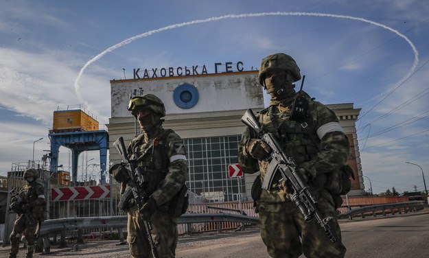 Rosyjscy żołnierze przy Kachowskiej Elektrowni Wodnej w obwodzie chersońskim /Sergei Ilnitsky /PAP/EPA