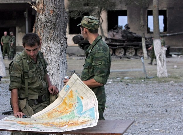 Rosyjscy żołnierze przy mapie w Cchinwali w Osetii Południowej /MAXIM SHIPENKOV    /PAP/EPA