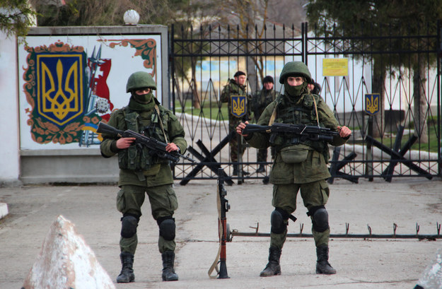 Rosyjscy żołnierze strzegący bazy wojskowej na Krymie /Shutterstock