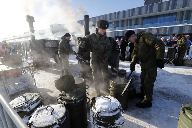 Rosyjscy żołnierze w kuchni polowej /ANATOLY MALTSEV  /PAP/EPA