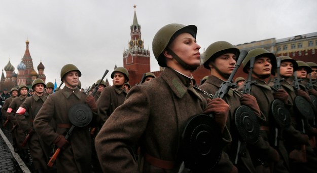 Rosyjscy żołnierze w mundurach z czasów II wojny światowej maszerują w Moskwie /YURI KOCHETKOV /PAP/EPA