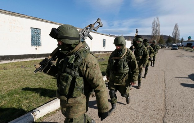 Rosyjscy żołnierze w pobliżu Symferopolu /YURI KOCHETKOV /PAP/EPA