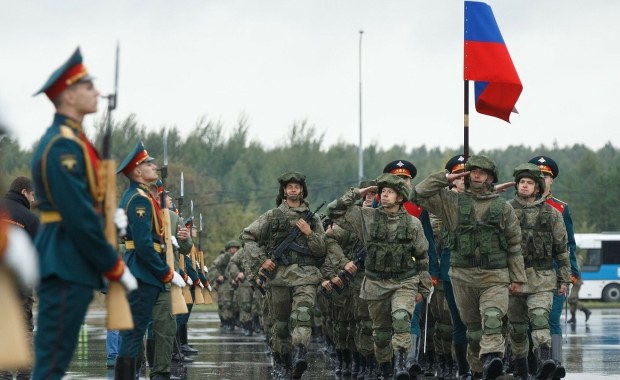 Rosyjscy żołnierze witani chlebem i solą. Przygotowania do Zapad-2025