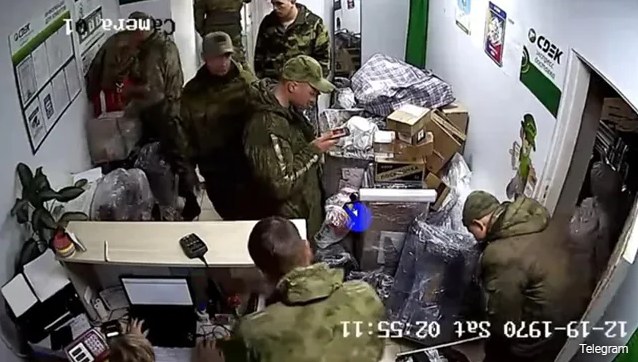 Rosyjscy żołnierze wysyłają kurierem skradzione w Ukrainie przedmioty /archiwum prywatne