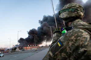 Rosyjscy żołnierze zakładają ukraińskie mundury. "Podejrzewamy prowokację"