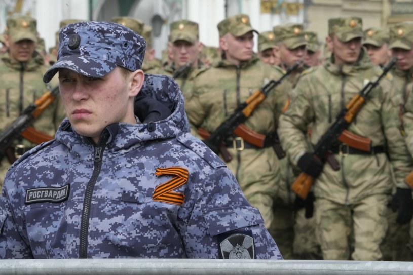 Rosyjscy żołnierze zmuszają dzieci do oddawania krwi /AP/Associated Press /East News