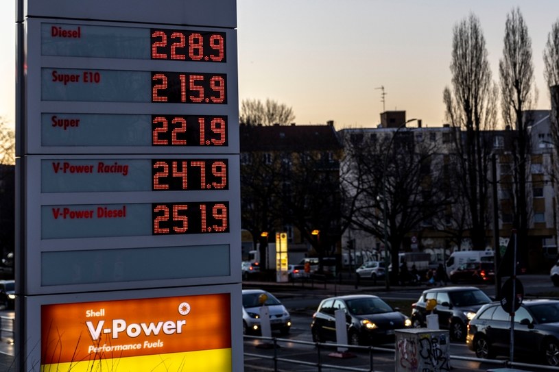 Rosyjska agresja na Ukrainę wywindowała ceny paliw w całej Europie /Getty Images