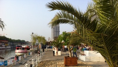 Rosyjska elegancja i francuska frywolność. Tak plażuje się na świecie