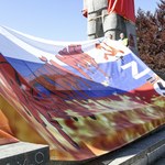 Rosyjska flaga i swastyka na olsztyńskich "szubienicach". Urząd miasta polecił je usunąć