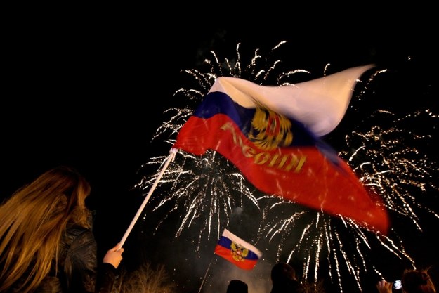 Rosyjska flaga na demonstracji w Symferopolu /PAP/EPA/ZURAB KURTSIKIDZE /PAP/EPA