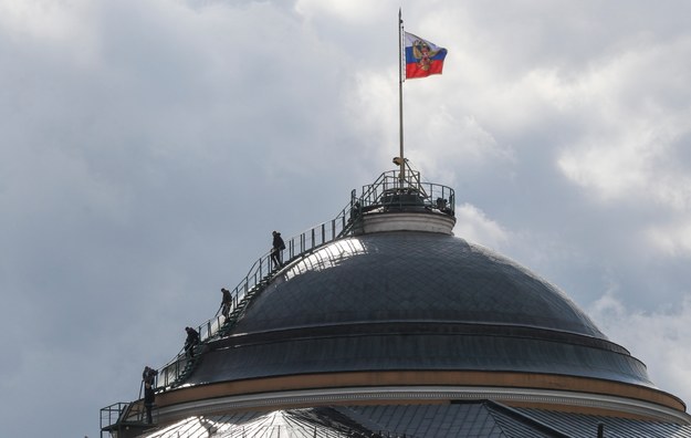 Rosyjska flaga na Kremlu /YURI KOCHETKOV /PAP/EPA