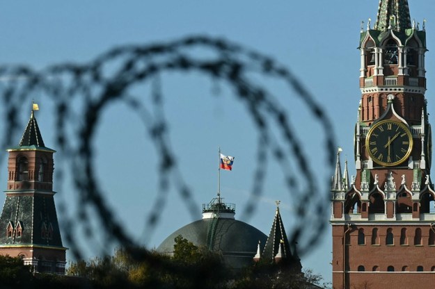 Rosyjska flaga na szczycie kopuły Pałacu Senackiego, jednego z głównych budynków w kompleksie Kremla /NATALIA KOLESNIKOVA/AFP