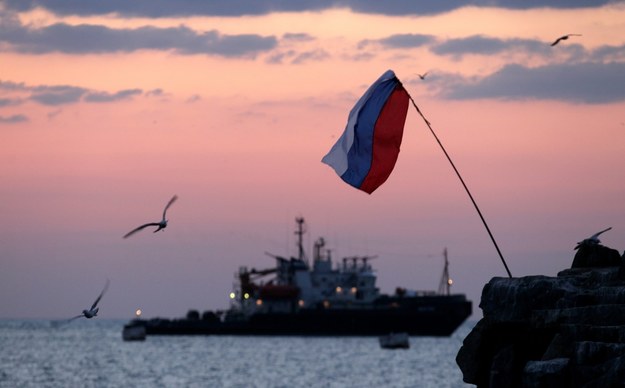 Rosyjska flaga powiewa nad Sewastopolem na Krymie /ZURAB KURTSIKIDZE /PAP/EPA