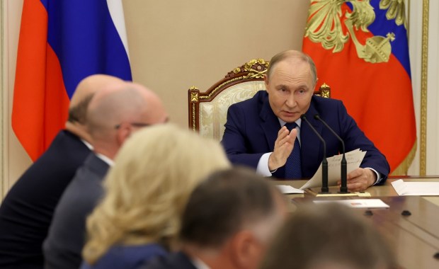 Rosyjska gospodarka wyraźnie hamuje. Putin szuka winnych