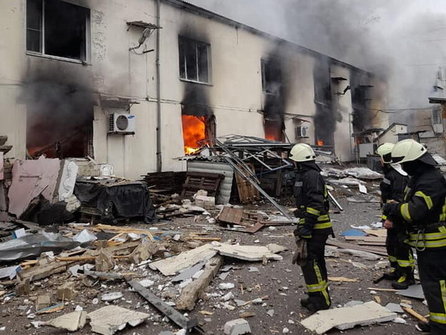 Rosyjska inwazja na Ukrainę trwa już tydzień. Płonące po rosyjskim ostrzale budynki w Lisiczańsku /PAP