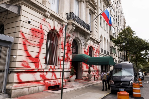 Rosyjska placówka w Nowym Jorku oblana farbą /JUSTIN LANE /PAP/EPA