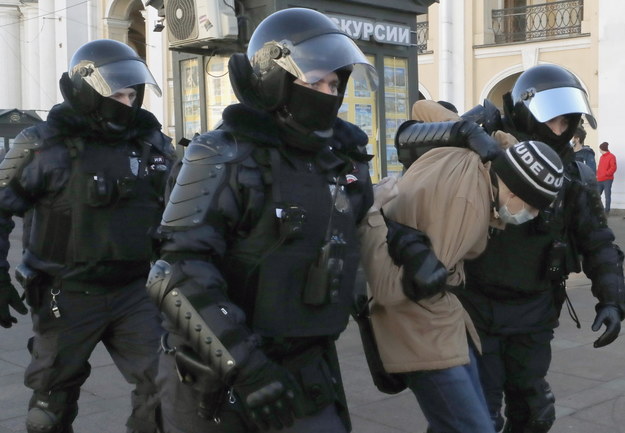 Rosyjska policja aresztuje uczestników antywojennych protestów w Sankt Petersburgu /ANATOLY MALTSEV  /PAP/EPA