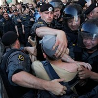 Rosyjska policja zatrzymuje jednego z uczestników demonstracji w Moskwie.