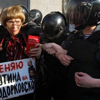 Uczestniczka manifestacji trzyma plakat z napisem: " Zmienić Putina na Chodorkovskiego"