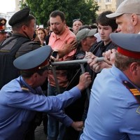 Rosyjska policja blokuje opozycjonistów protestujących w Moskwie