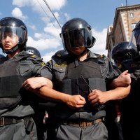 Rosyjska policja podczas manifestacji opozycji domagającej się respektowania prawa do zgromadzeń