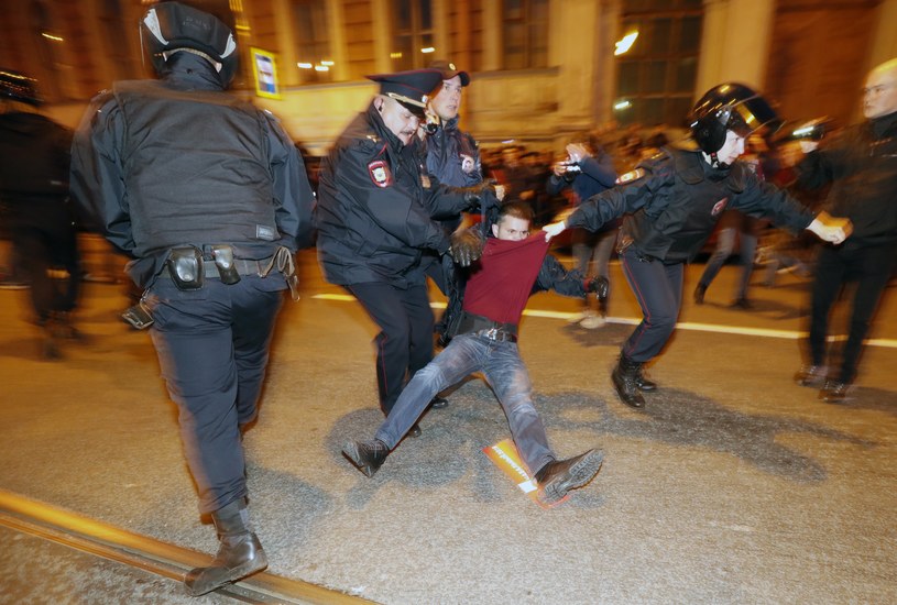Rosyjska policja rozprawia się z opozycjonistą /PAP/EPA