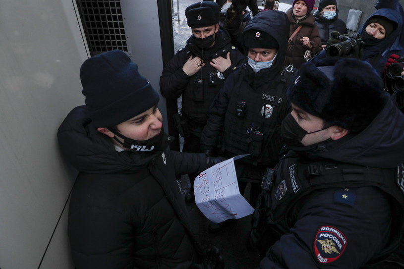 Rosyjska policja zatrzymuje przeciwników likwidacji organizacji Memoriał /PAP/EPA/YURI KOCHETKOV /PAP