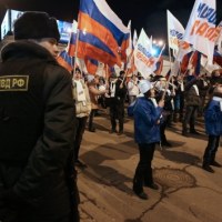 Aktywiści prokremlowskiej młodzieżówki Nasi próbują zagłuszyć wiec opozycji