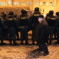 Rosyjska policja otacza uczestników wiecu w Moskwie