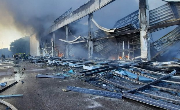 Rosyjska rakieta trafiła w centrum handlowe. Są ofiary [RELACJA]