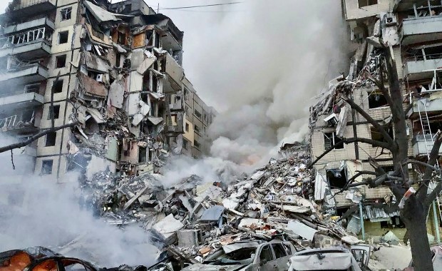 Rosyjska rakieta uderzyła w blok. 10 osób zginęło [ZAPIS RELACJI]