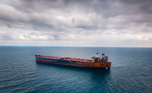 Rosyjska ropa wraca na rynek. USA łagodzą sankcje