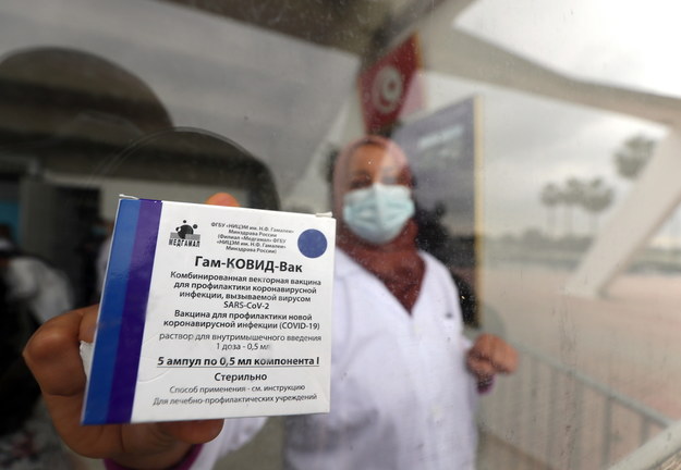 Rosyjska szczepionka trafiła do wielu krajów, m.in. do Tunezji /MOHAMED MESSARA /PAP/EPA