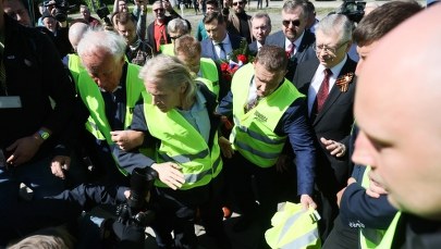 Rosyjski ambasador "gorąco" powitany na cmentarzu