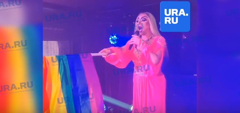 Rosyjski artysta drag queen zaśpiewał hymn państwowy trzymając w ręku tęczową flagę /screen/URA.RU /materiały prasowe