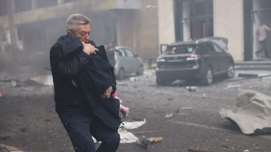 Rosyjski atak na Charków, 22.10.2025 /Państwowa Służba ds. Sytuacji Nadzwyczajnych Ukrainy, X (oryg. ДСНС УКРАЇНИ) /