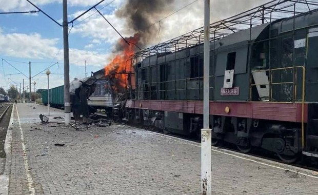 Rosyjski atak na dworzec i pociąg pasażerski. Wagon stanął w ogniu