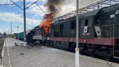 Rosyjski atak na dworzec i pociąg pasażerski. Wagon stanął w ogniu