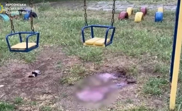 Rosyjski atak na plac zabaw w Chersoniu. "Druzgocący cios"