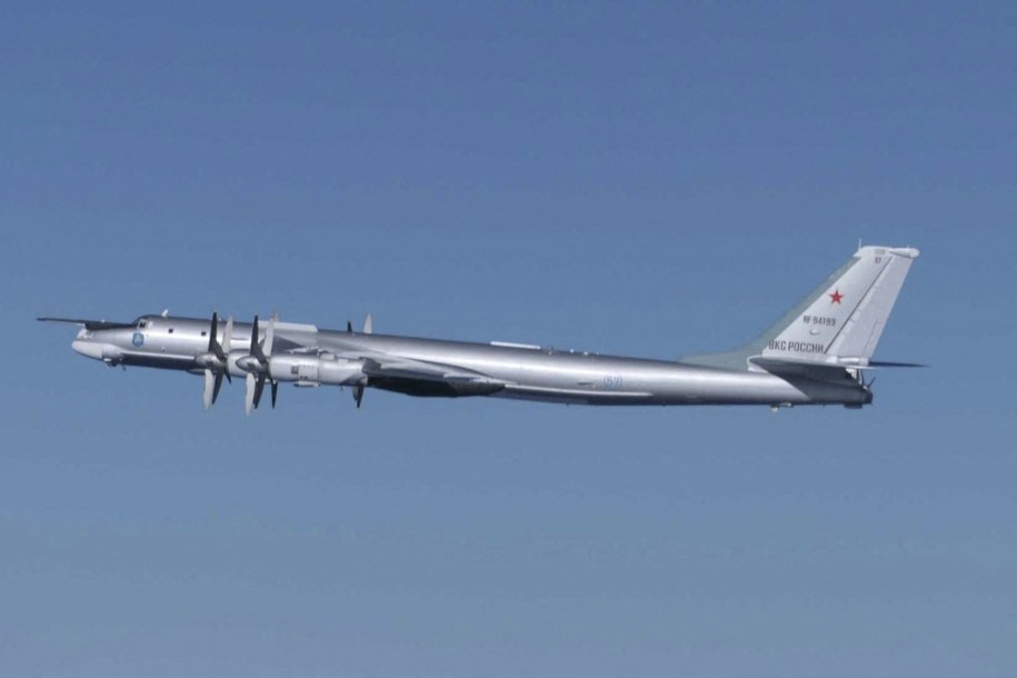 Rosyjski bombowiec strategiczny Tu-95 lecący nad Morzem Japońskim /AFP PHOTO/JAPAN'S MINISTRY OF DEFENSE /East News
