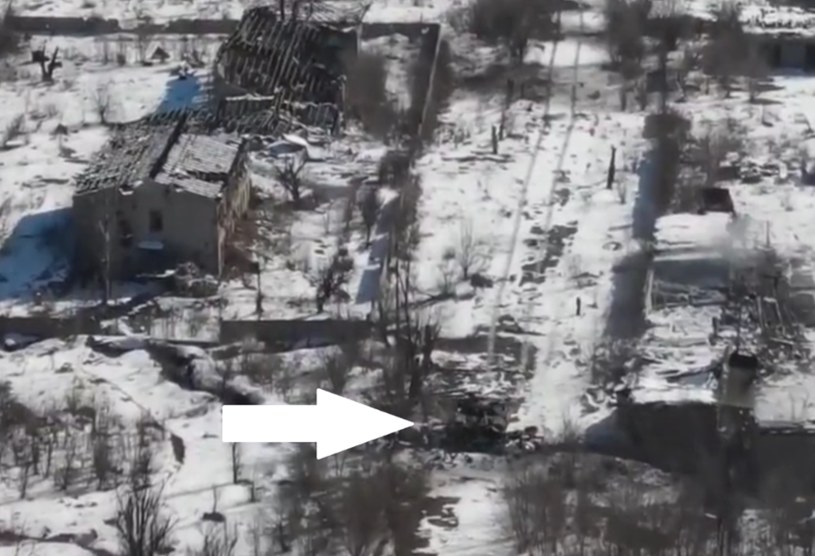 Rosyjski czołg przejeżdżał rów, a tuż za nim najechał na minę przeciwpancerną... wręcz wyparował! /YouTube