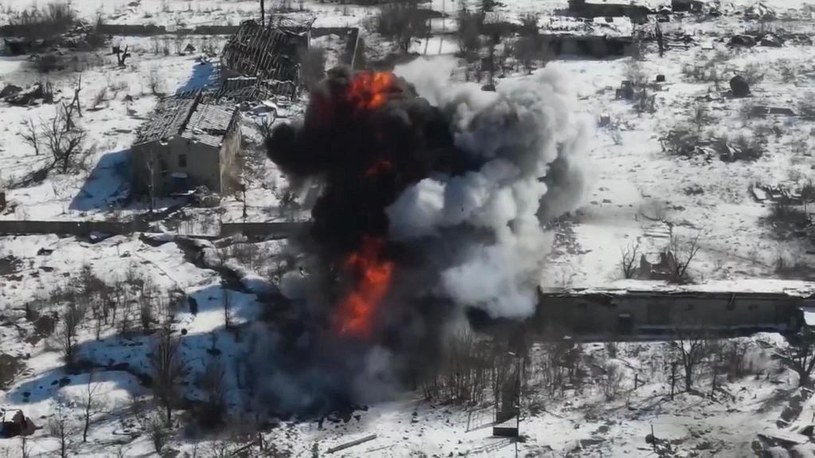 Rosyjski czołg zniknął w słupie ognia /YouTube