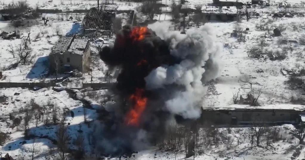 Rosyjski czołg zniknął w słupie ognia /YouTube