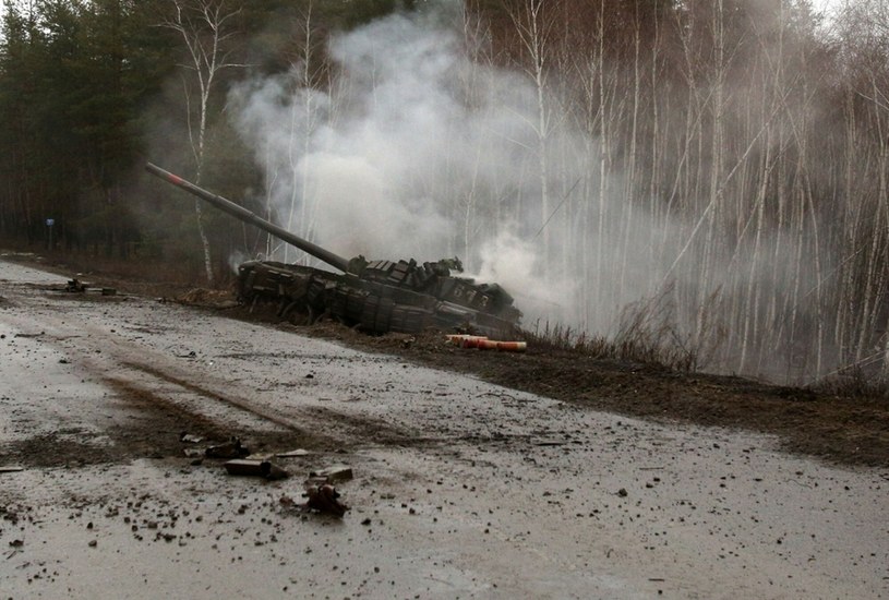 Rosyjski czołg zniszczony przez ukraińskie siły /ANATOLII STEPANOV/AFP/East News /East News