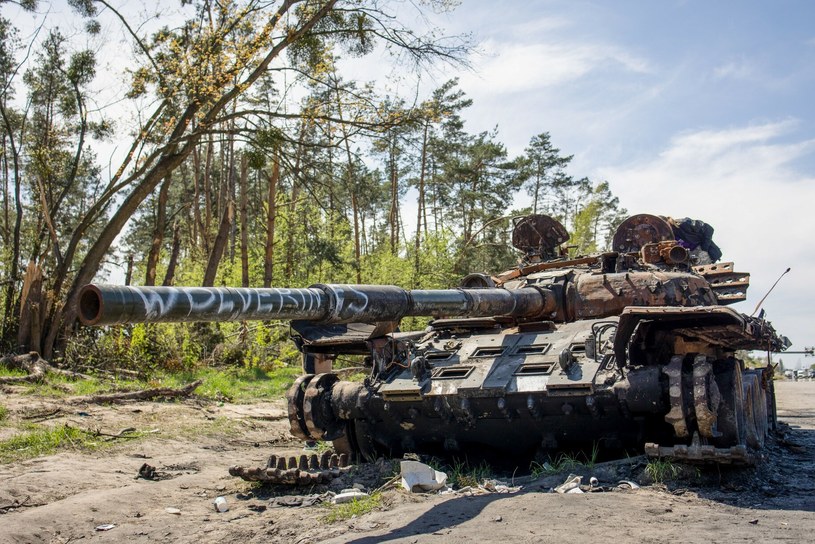 Rosyjski czołg zniszczony w okolicach Kijowa /shutterstock /East News
