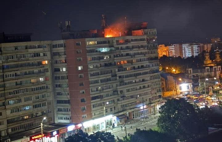 Rosyjski dron uderzył w 10-piętrowy blok w Gałaczu w Rumunii /IGSU (Inspectoratul General pentru Situații de Urgență) /
