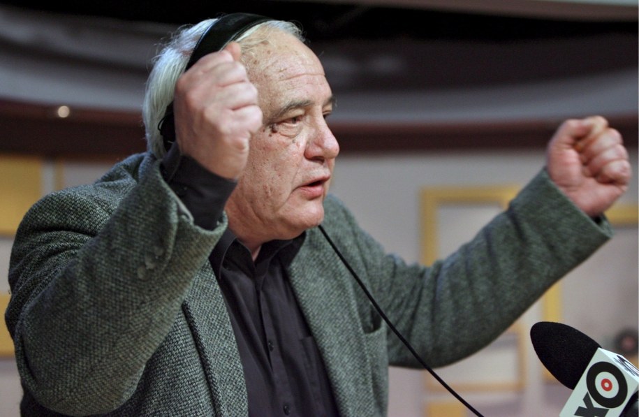 Rosyjski dysydent Władimir Bukowski udziela wywiadu stacji radiowej "Echo Moskwy" /SERGEI CHIRIKOV /PAP/EPA