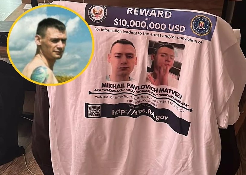 Rosyjski haker zakpił z FBI i pokazał koszulkę listem gończym w sprawie jego osoby /Twitter