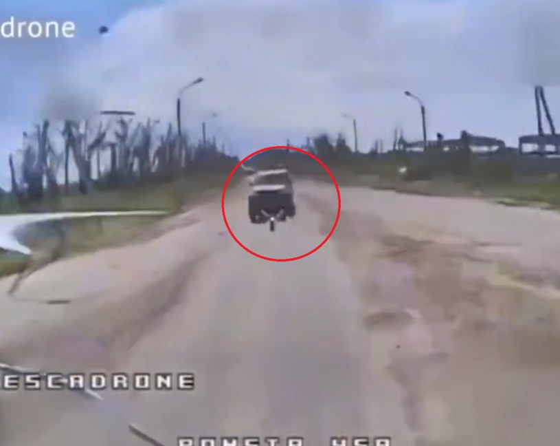 Rosyjski kierowca SUVA w ostatniej chwili próbuje gwałtownym skrętem w lewo uniknąć uderzenia drona kamikadze /Twitter